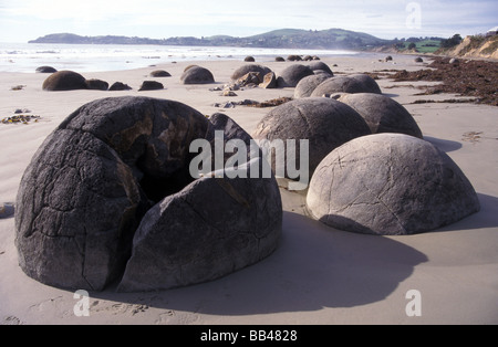 markanten Landschaftsformen große geknackt erodierte kugelförmigen Steinen Moeraki Boulders Koekohe Beach Südinsel Neuseeland Pacific Ocean Stockfoto