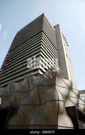 Kerls Turm, zeigt die gebogene Form, Edelstahl Stahl Verkleidung auf Basis bekannt als der Blaumann um das Kesselhaus Stockfoto