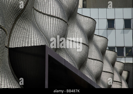 Einzelheiten über den Blaumann an der Basis des Kerls Turm, Stockfoto