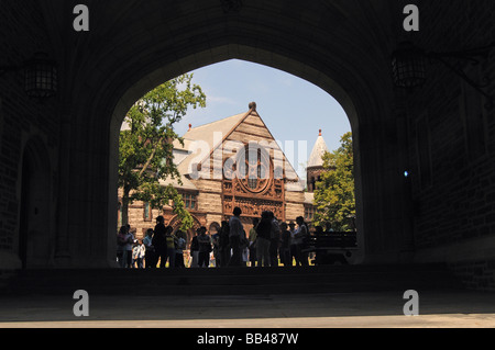 Gruppe von jungen Touristen in der Nähe von Alexander Hall, Princeton University; NJ; Neu; Jersey; USA Stockfoto