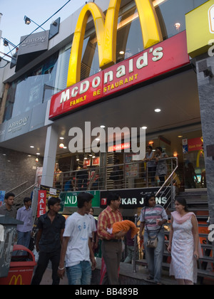 Multinationale Markenlogo (McDonalds) an der Brigade Road, eine Haupteinkaufsstraße in Bangalore, Karnataka, Indien Stockfoto