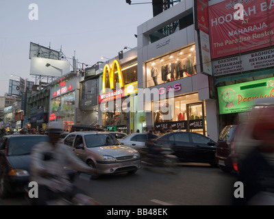 Multinationale Markenlogos auf Brigade Road, eine Haupteinkaufsstraße in Bangalore, Karnataka, Indien. Stockfoto