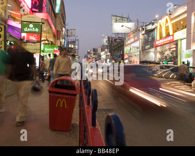 Multinationale Markenlogos auf Brigade Road, eine Haupteinkaufsstraße in Bangalore, Karnataka, Indien. Stockfoto