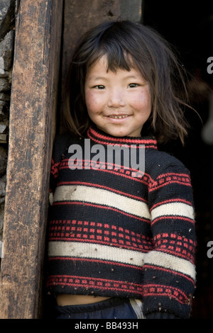 Junges Mädchen gelehnt Tür in Bhutan. Stockfoto