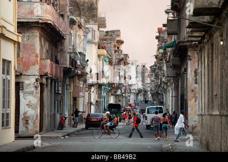 Eine städtische Straßenszene in Alt-Havanna, Kuba. Stockfoto