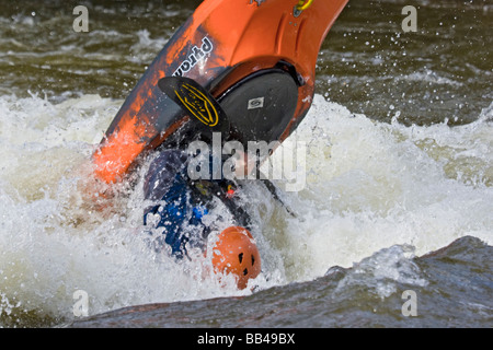 USA, Colorado, Frisco. Männlichen Konkurrenten im Kajak Rodeo auf Ten Mile Creek. Stockfoto