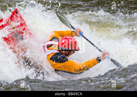 USA, Colorado, Frisco. Männlichen Konkurrenten im Kajak Rodeo auf Ten Mile Creek. Stockfoto