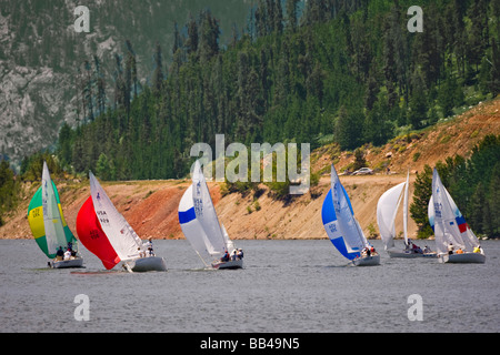 USA, Colorado, Dillon. Segelboote racing auf Dillon Reservoir. Stockfoto