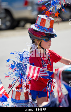 USA, Colorado, Frisco. Junges Mädchen auf dem Fahrrad Fourth Of July Parade. Stockfoto