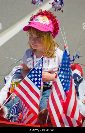 USA, Colorado, Frisco. Junges Mädchen im Wagen gezogen wird am 4. Juli parade. Stockfoto