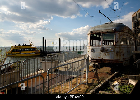 Eine Fähre anlegt in Red Hook, Brooklyn Stockfoto