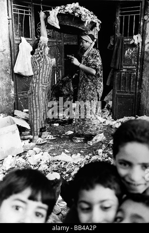 Frauen aus Zabaleen Gemeinde bei der Arbeit im Stadtteil Zabaleen am Mokattam Hügel in Kairo, Ägypten. Stockfoto
