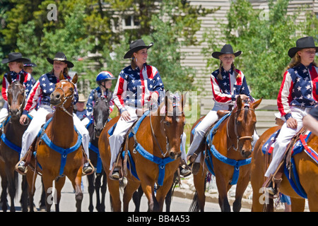 USA, Colorado, Frisco. Junge Frauen auf Pferden reiten im 4. Juli parade. Stockfoto