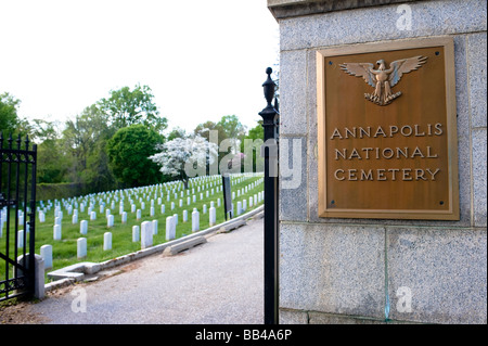 Ein Blick auf das Eingangstor und Reihen von weißen Grabsteinen in Annapolis Staatsangehörig-Kirchhof, Annapolis, Maryland. Stockfoto