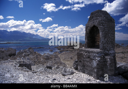 Ruinen von Kiwi Haus felsigen Küste Kaikoura Südinsel Neuseeland Pacific Ocean Stockfoto