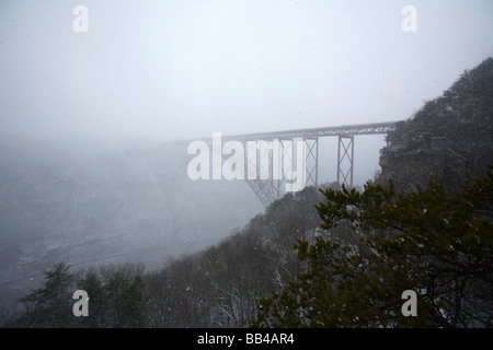 Schnee, der auf der New River Gorge Bridge in Fayetteville, WV Stockfoto