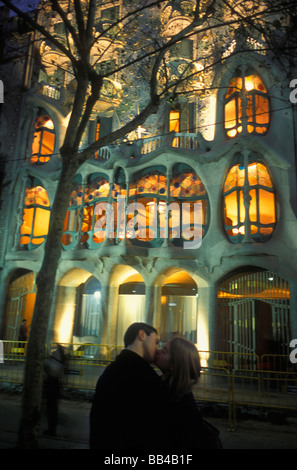 Ein paar Küsse vor Anton Gaudis berühmten Casa Mila in Barcelona, Spanien. Stockfoto