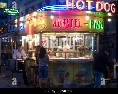 Eine führt-Snack-Bar in der Nacht, Wien, Österreich. Stockfoto