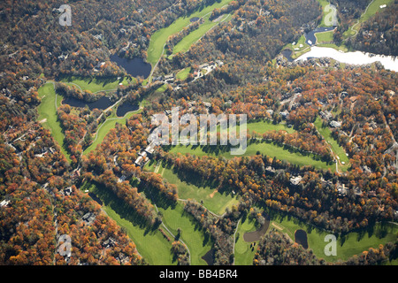 Luftaufnahme des Golfplatzes im Wildcat Klippen Country Club unter Herbstfarben in der Nähe von Kassierer, NC Stockfoto