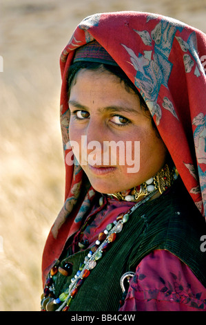 Ein Wakhi Mädchen in ihrer Tracht. Stockfoto