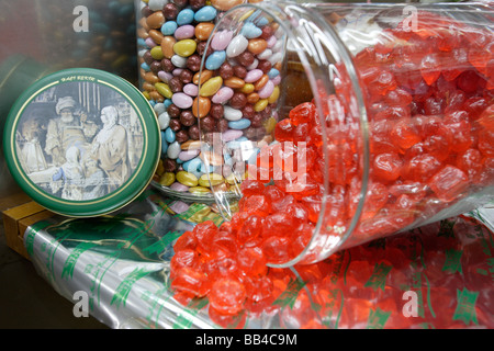 Eine Dose Turkish Delight und eine Vielzahl von Produkten auf dem Display an Haci Bekir Stockfoto