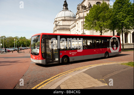 eine rote einzelne Decker Veolia Transport Firma Bus im Stadtzentrum von Cardiff Wales UK Stockfoto