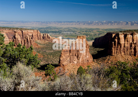 Colorado, Grand Junction, Colorado National Monument. Unabhängigkeit Rock Overlook, typischen roten Felsformationen. Stockfoto