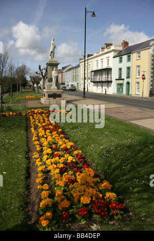 Stadt von Milford Haven, Wales. Blumenbeete in der Form eines Kreuzes an der koreanischen, erste und zweite Weltkrieg Gedenkstätte. Stockfoto