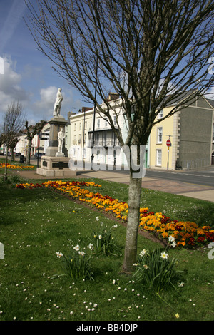 Stadt von Milford Haven, Wales. Blumenbeete in der Form eines Kreuzes an der koreanischen, erste und zweite Weltkrieg Gedenkstätte. Stockfoto