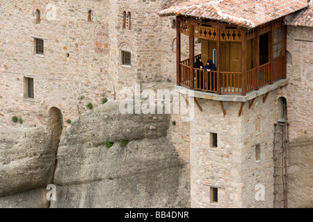 Europa, Griechenland, Meteora. Zwei Nonnen stehen auf Balkon in Sankt Barbara Roussanou Monastery. Stockfoto