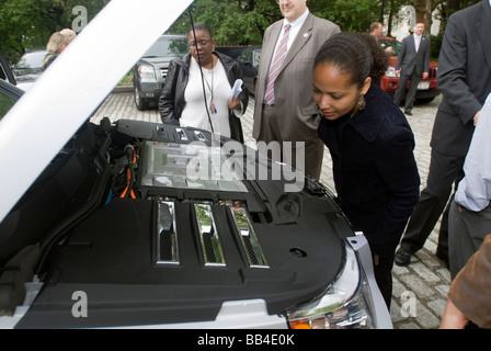 General Motors zeigt Chevrolet Equinox-Wasserstoff-Brennstoffzellen-Fahrzeuge in NY City Hall Stockfoto