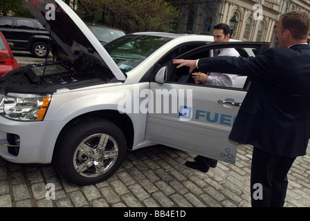 General Motors zeigt Chevrolet Equinox-Wasserstoff-Brennstoffzellen-Fahrzeuge in NY City Hall Stockfoto