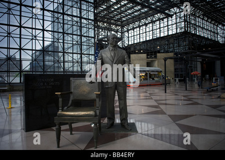 Eine Statue von US-Senator Jacob K Javits im Jacob K Javits Convention Center in New York Stockfoto