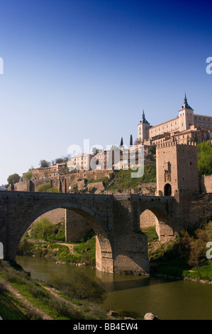 Acceso a la Ciudad de Toledo Por el Puente de Alcántara. Zugang zur Stadt von Toledo auf der Brücke von Alcántara. Stockfoto