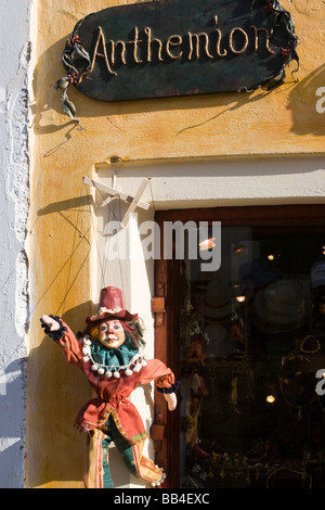 Europa, Griechenland, Santorini, Thira und Oia. Anthemion mit Handpuppe Übergabe vor der Tür im Sonnenschein zu speichern. Stockfoto