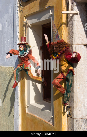 Europa, Griechenland, Santorini, Thira und Oia. Zwei Marionetten hängen außerhalb Store in der Sonne. Stockfoto