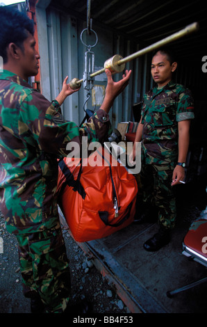 Indonesischen Militärs mit einem Gewicht von Gepäck. Stockfoto