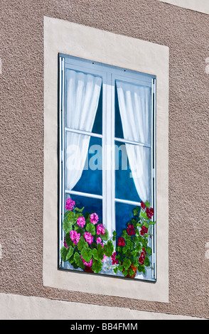 Falsche gemalte Fenster - Yzueres-Sur-Creuse, Indre-et-Loire, Frankreich. Stockfoto
