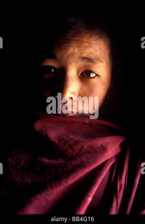Porträt eines jungen buddhistischen Mönchs in Thikse Kloster in der Nähe von Leh, Ladakh in Indien. (Nahaufnahme) Stockfoto