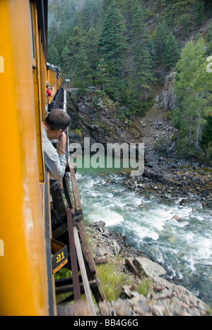 Colorado, Durango & Silverton Narrow Gauge Railroad. Ansichten aus dem Zug, über die hohe Brücke. Stockfoto