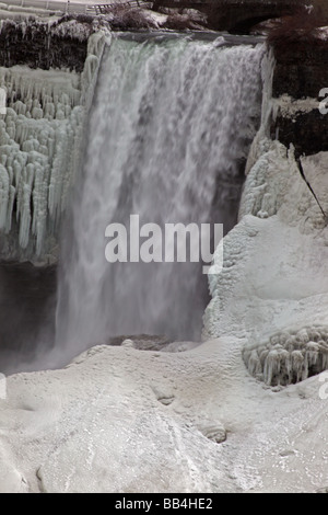 Niagara Falls - Nahaufnahme von Wasser Kaskadierung über den Wasserfall - Ansicht von American Falls aus Kanada - Niagara Falls - New York-USA Stockfoto