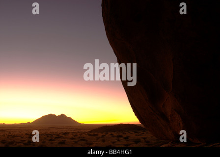 Spitzkoppe, NAMIBIA - Dezember (31): Sonnenuntergang am Silvester über die Namib Wüste Stockfoto