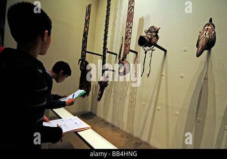 Im Inneren des Quai Branly Museum (MQB) ein neues Museum für Kunst aus indigenen Kulturen; Das Hotel liegt in Paris, Frankreich. Stockfoto