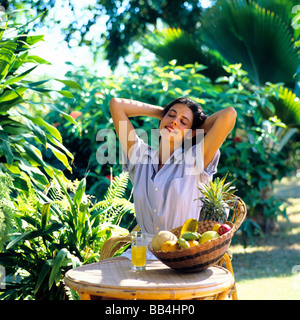 Junge Frau, die sich in der Karibik, Garten, Tropical Fruits Basket, Guadeloupe, Französisch WESTINDIEN Stockfoto