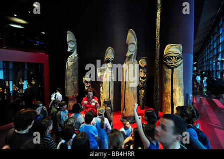 Im Inneren des Quai Branly Museum (MQB) ein neues Museum für Kunst aus indigenen Kulturen; Das Hotel liegt in Paris, Frankreich. Stockfoto