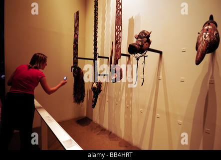 Im Inneren des Quai Branly Museum (MQB) ein neues Museum für Kunst aus indigenen Kulturen; Das Hotel liegt in Paris, Frankreich. Stockfoto