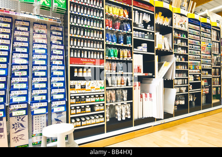 Künstler und Malutensilien anzeigen im "Bricomarché" D-I-Y Store, Frankreich. Stockfoto