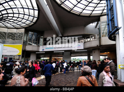 Eingang von dem "Forum des Halles", ein großes Einkaufszentrum unter Zentrum von Paris, in Frankreich Stockfoto