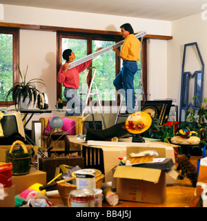 JUNGES PAAR, DAS WOHNUNGSVERBESSERUNGEN MACHT Stockfoto