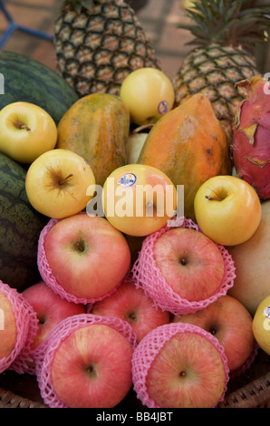 Frische Äpfel und Obst auf einer street Food stall in Chiang Mai Nordthailand Stockfoto